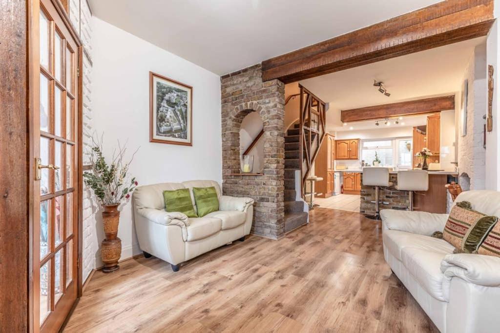 4 Bed 3 Baths In Central Windsor! Walk 2 All The Sights! Legoland 5 Min Drive Bagian luar foto