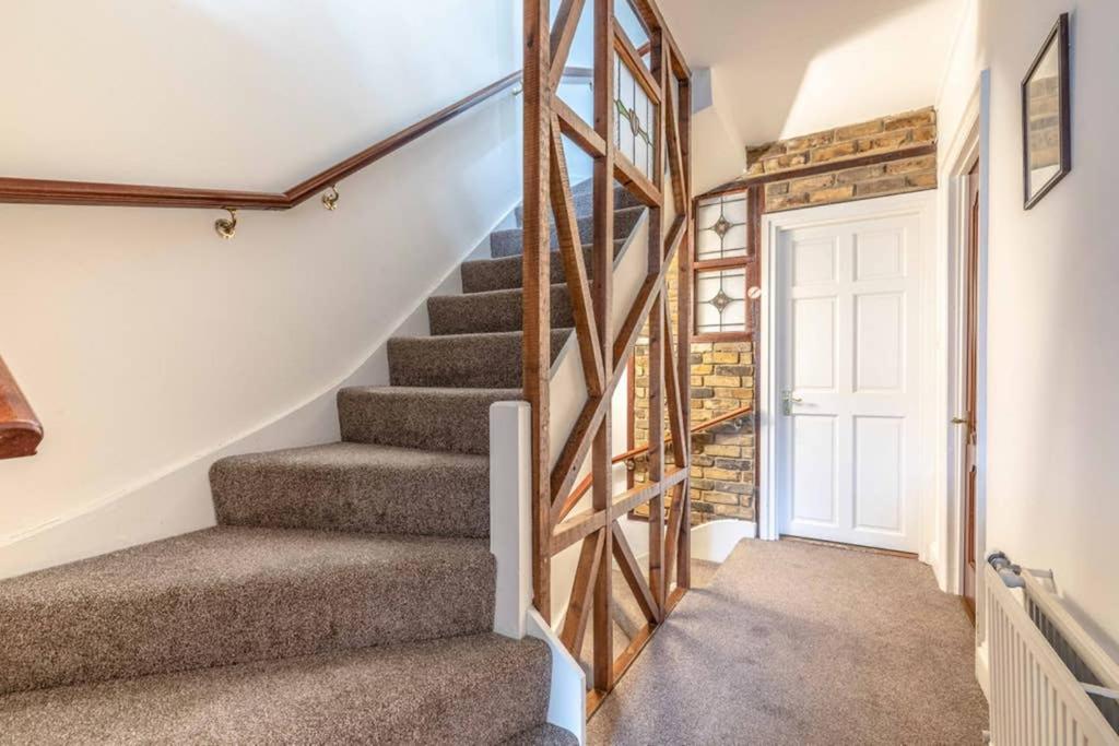 4 Bed 3 Baths In Central Windsor! Walk 2 All The Sights! Legoland 5 Min Drive Bagian luar foto