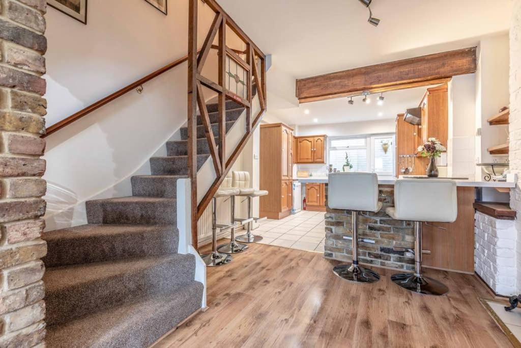 4 Bed 3 Baths In Central Windsor! Walk 2 All The Sights! Legoland 5 Min Drive Bagian luar foto
