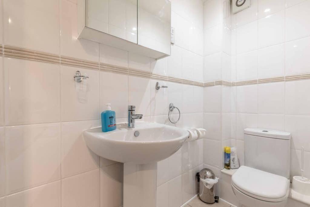 4 Bed 3 Baths In Central Windsor! Walk 2 All The Sights! Legoland 5 Min Drive Bagian luar foto