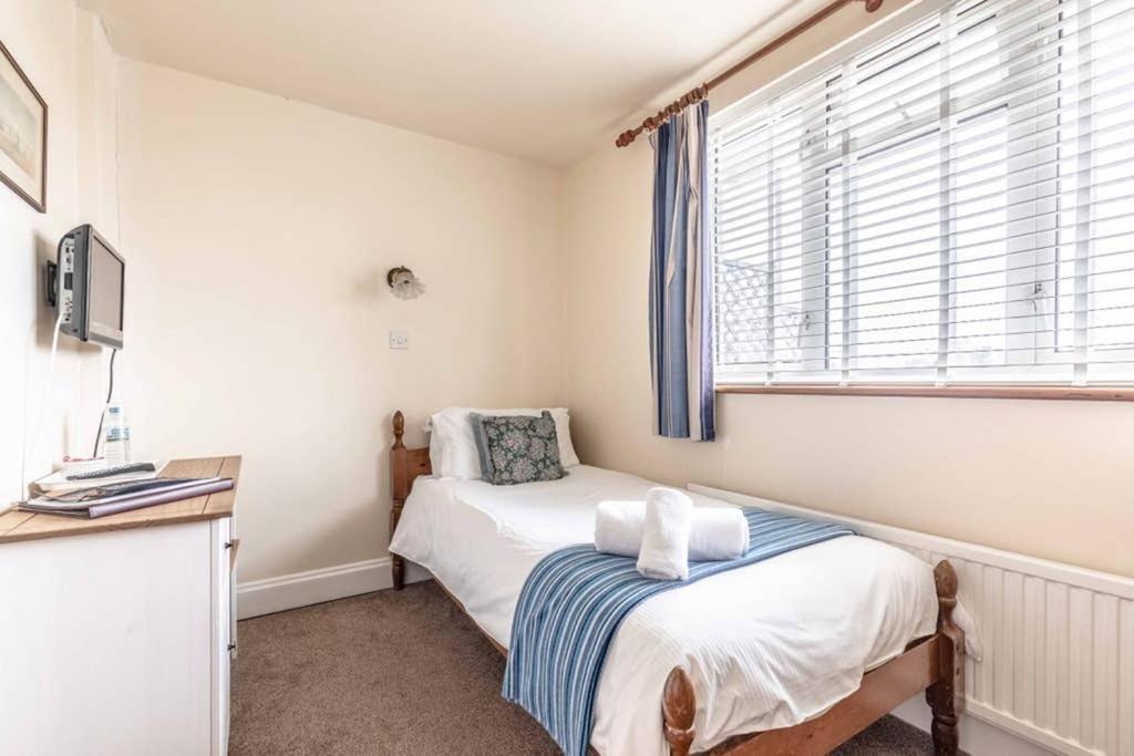4 Bed 3 Baths In Central Windsor! Walk 2 All The Sights! Legoland 5 Min Drive Bagian luar foto