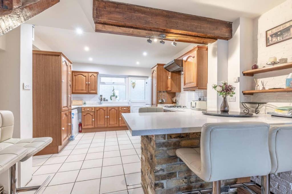 4 Bed 3 Baths In Central Windsor! Walk 2 All The Sights! Legoland 5 Min Drive Bagian luar foto